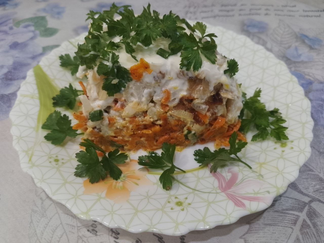 Салат из рыбы, моркови и лука