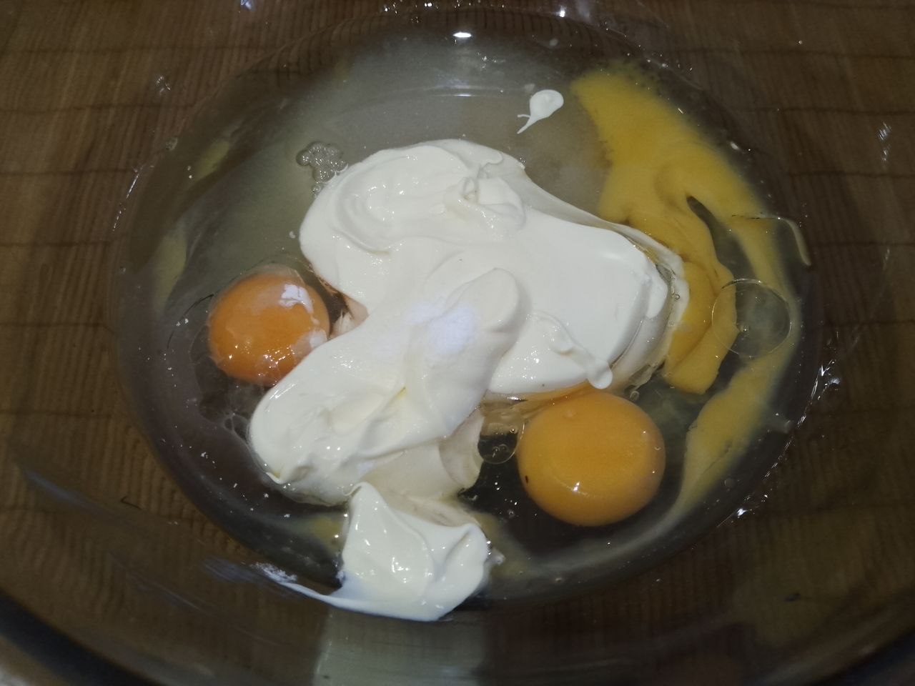 Печенье с изюмом на майонезе, просто и вкусно: Добавляем растительное масло и майонез, размешиваем.