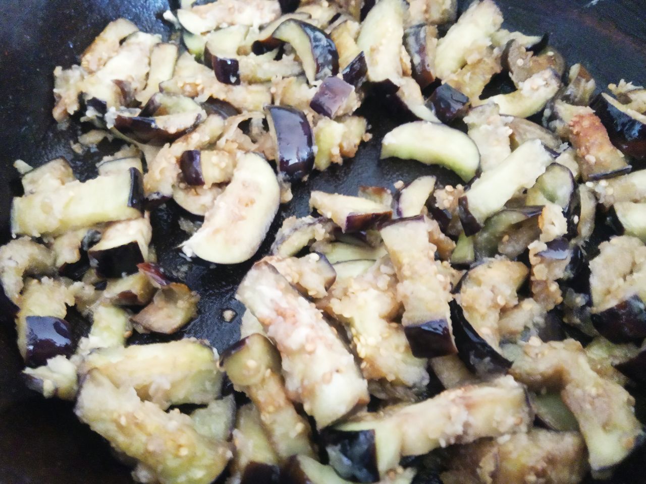 Баклажаны тушеные в сметане, просто и вкусно: Разогреваем сковороду с растительным маслом и обжариваем несколько минут до золотистого цвета.