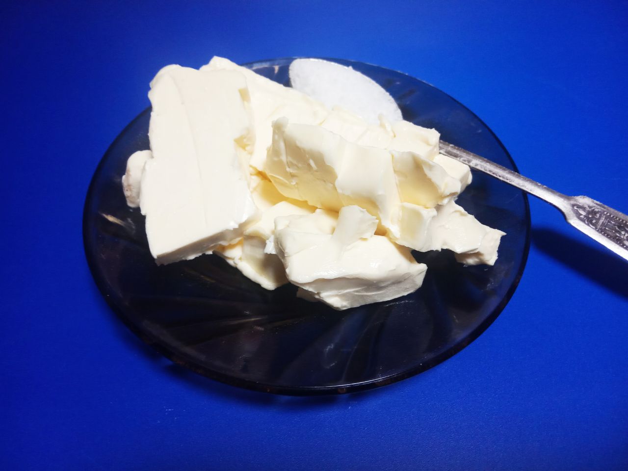 Пирожки из дрожжевого теста с маковой начинкой: Кладем кусочками сливочное масло комнатной температуры, размешиваем.