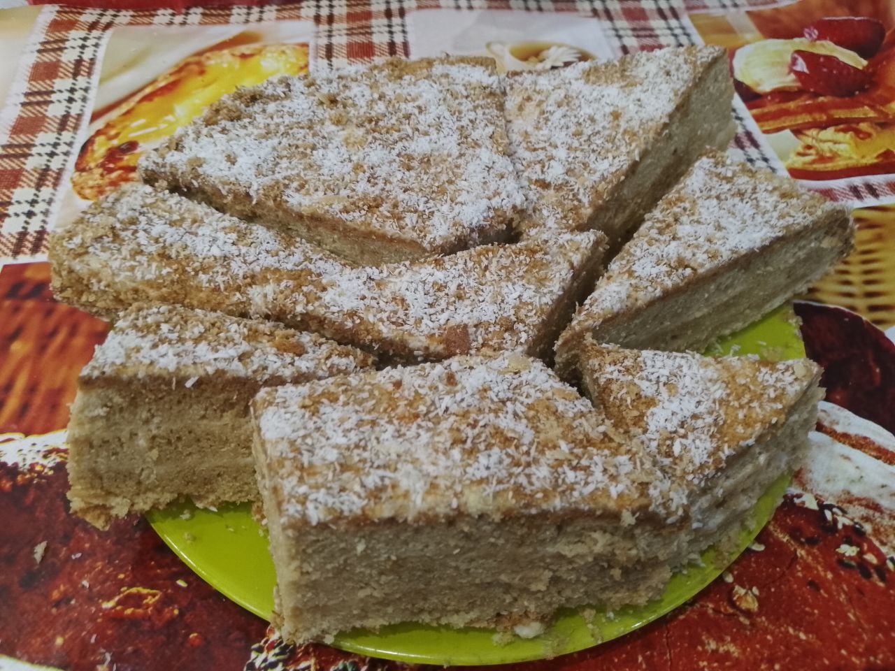 Пирог с кремом из сметаны и вареного сгущенного молока, нежный и мягкий