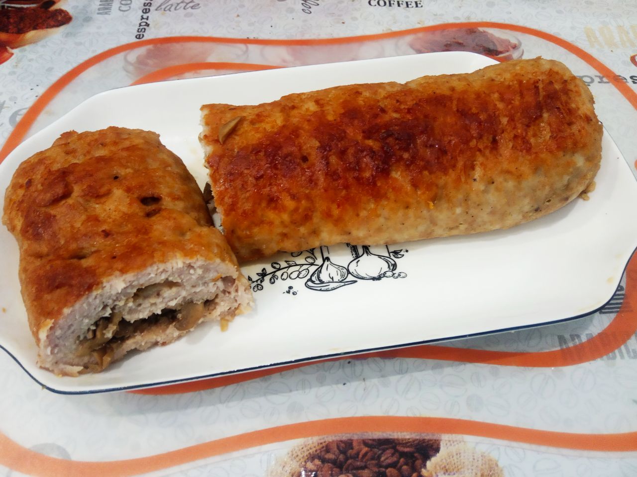 Рулет из свинины с грибами, запеченный в рукаве, вкусный и аппетитный: Запеченный рулет достаем из духовки, освобождаем от пленки и укладываем на блюдо.