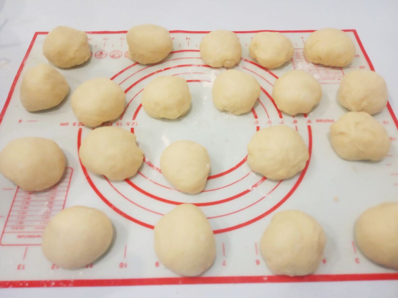 Простой рецепт сочных и воздушных пирожков с яблоками: Когда тесто увеличится в объеме, перемешиваем и разделяем на 20 колобков. Колобки накрываем пленкой на 20