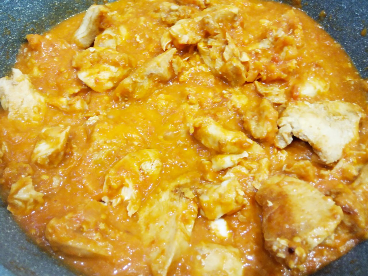 Мясо с соусом из овощей, к макаронным изделиям: Добавляем к обжаренному филе измельченные овощи, перемешиваем и тушим около 10 минут на медленном огне.