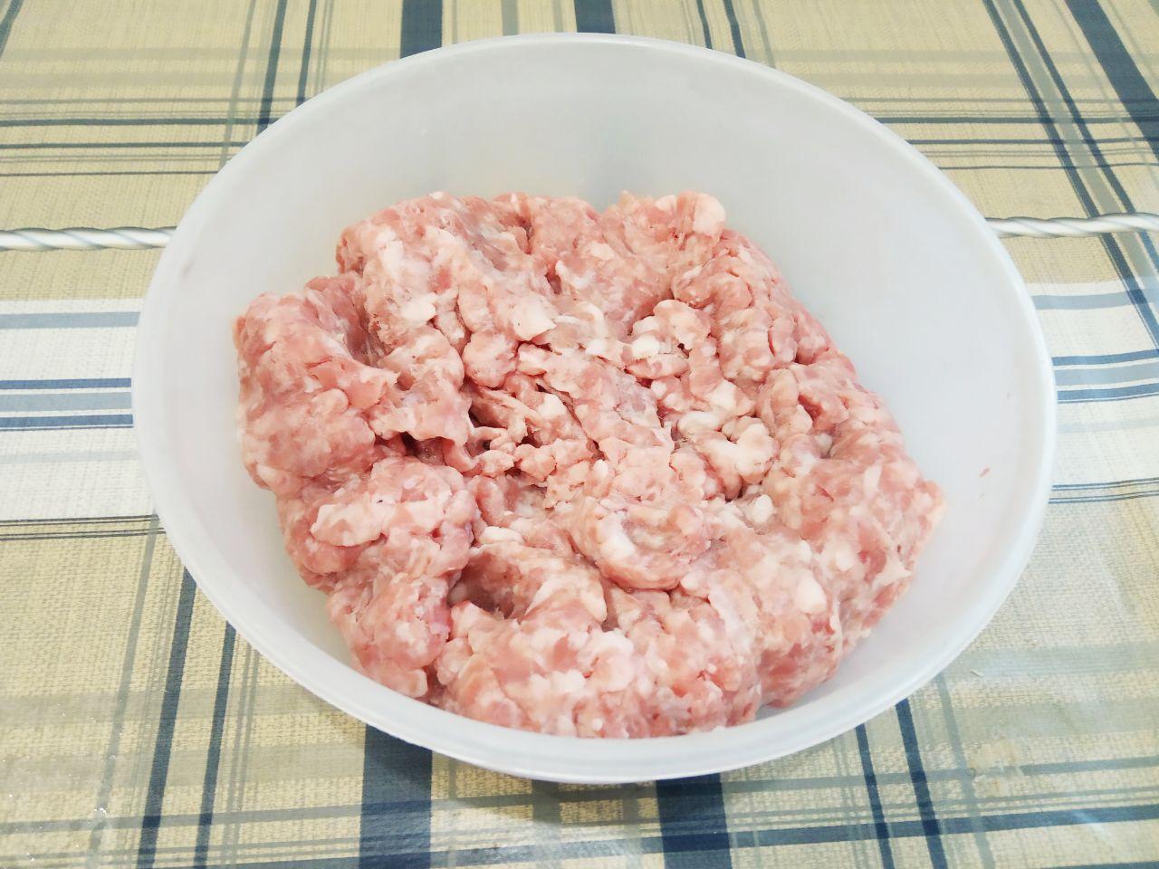 Сочные свиные шарики с сыром: Мясо для шариков желательно, чтобы было не жирное. Мясо разрезаем на кусочки, промываем водой, просушиваем и