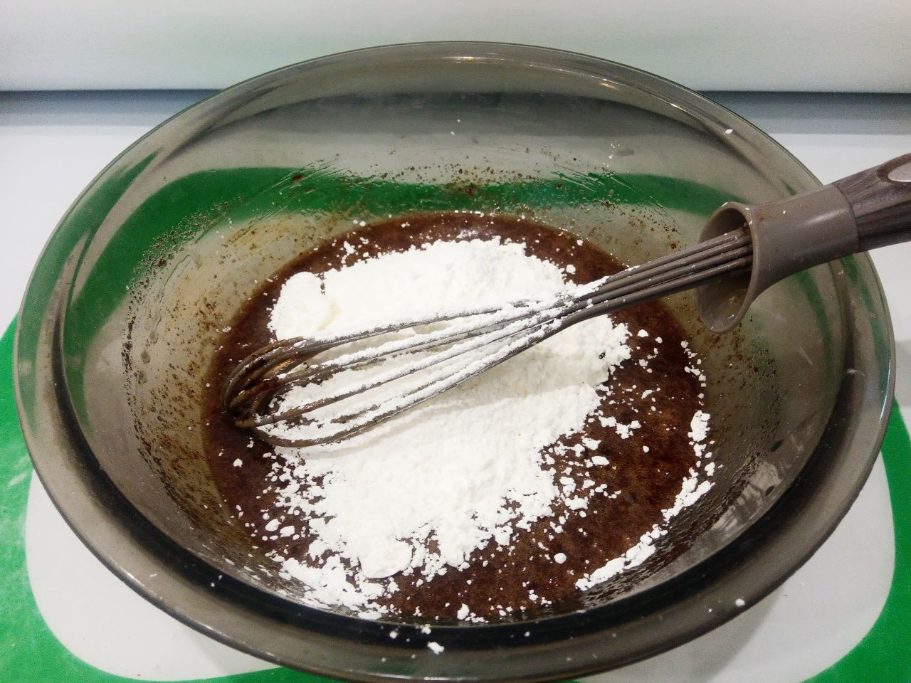 Кофейное печенье, рассыпчатое и песочное: Добавляем крахмал в смесь, размешиваем.