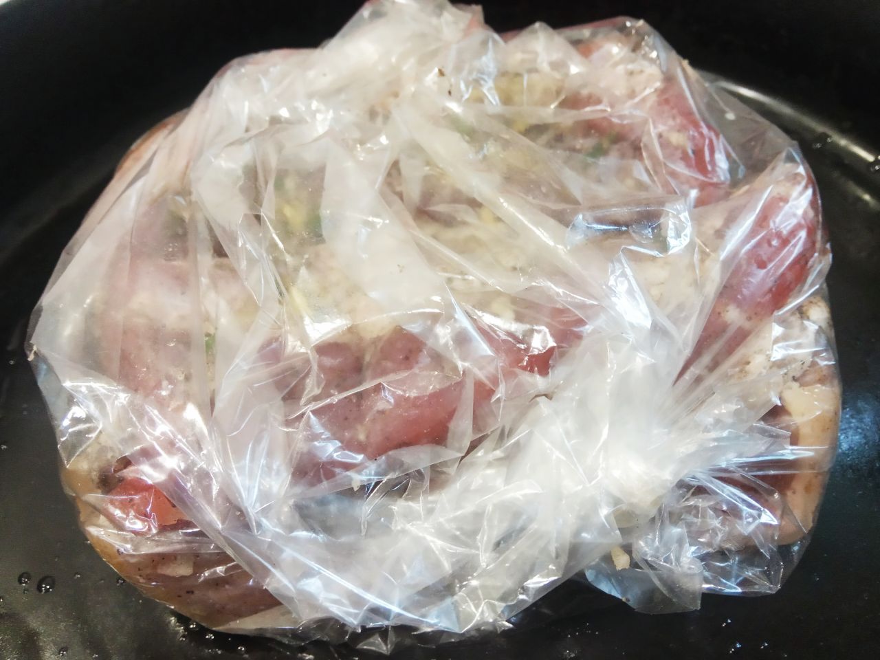 Свиная грудинка запеченная в рукаве, вкусная и аппетитная: Достаем грудинку с холодильника, помещаем в рукав, плотно завязываем, укладываем на противень.