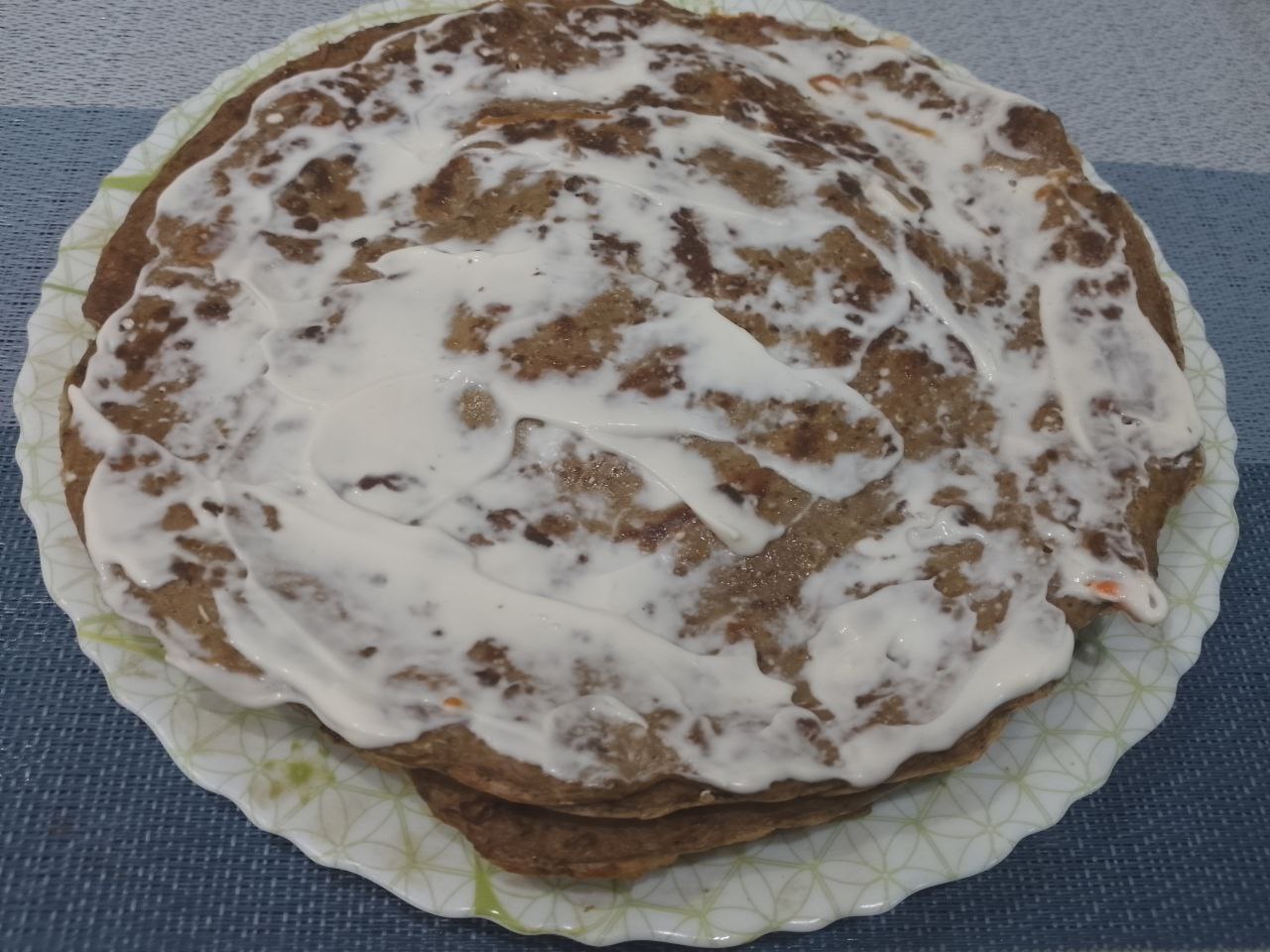 Блины из печени с грибной начинкой, вкусные и сытные: Блины равномерно смазываем майонезом.