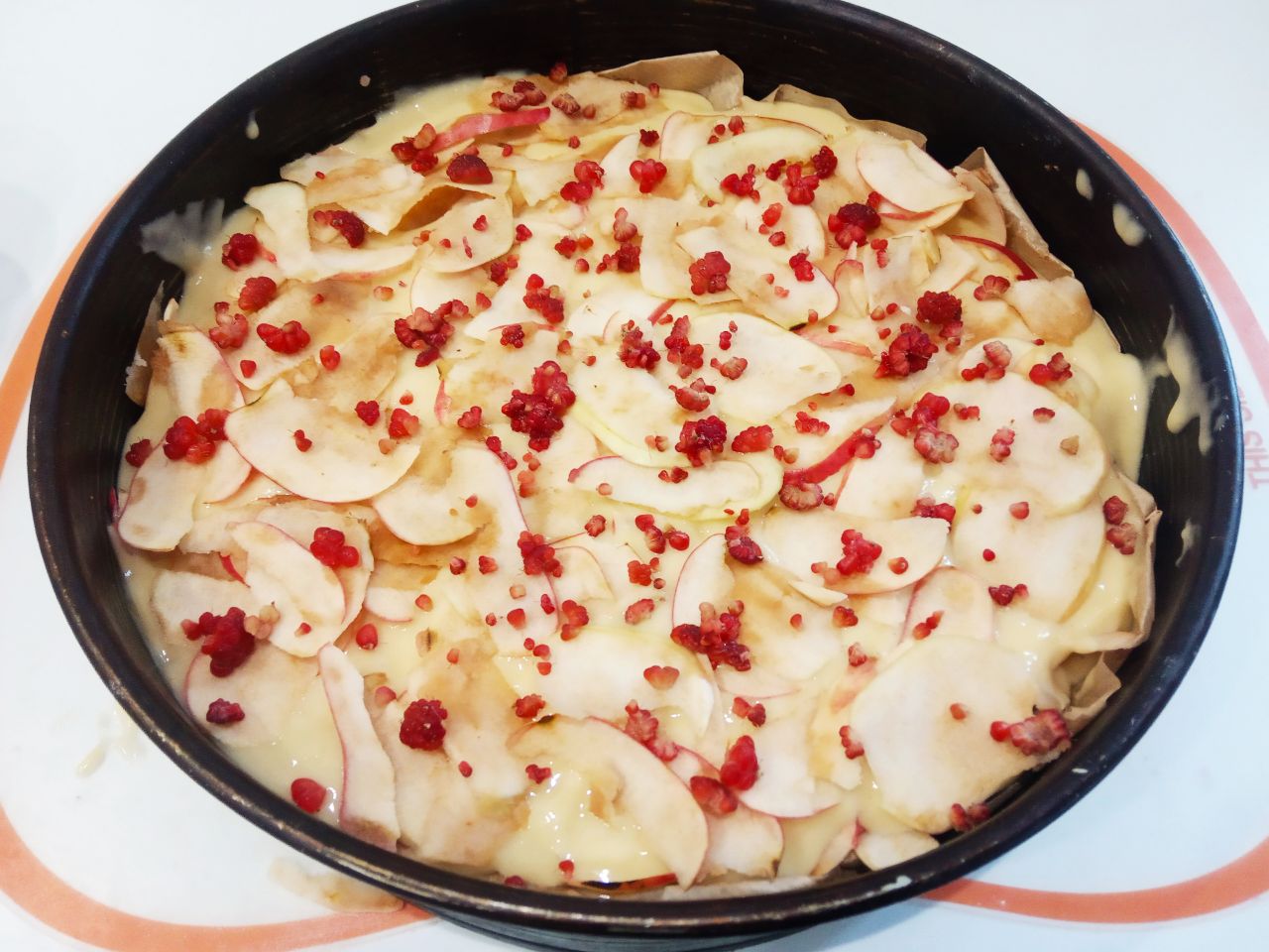 Пирог с яблоками на кефире и растительном масле, просто и вкусно: На тесто выкладываем оставшиеся ломтики яблок.