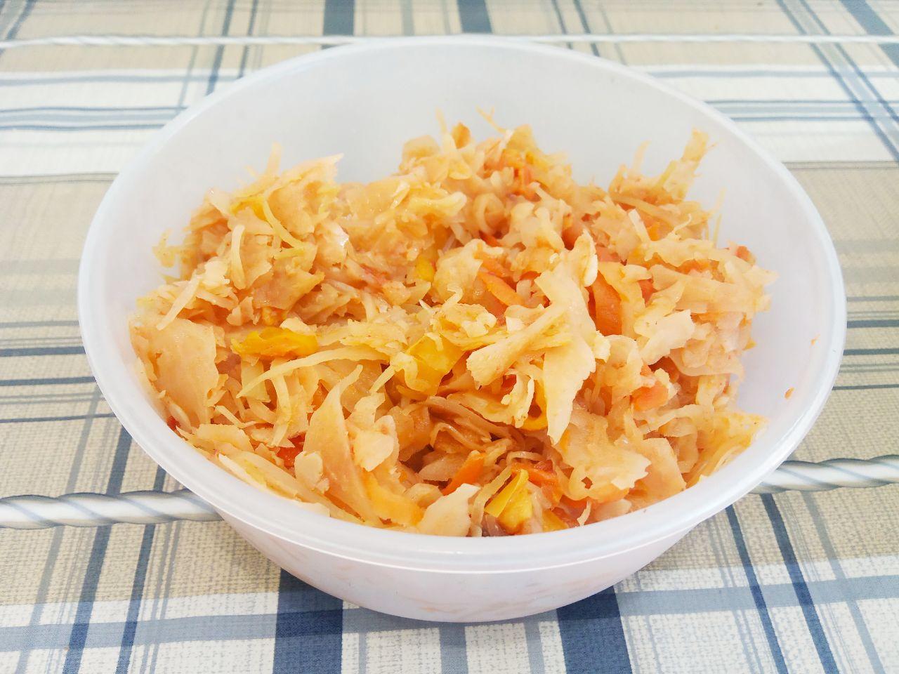 Воздушные вареники с тушеной капустой, приготовленные на пару: Добавляем разведенную томатную пасту кипяченной водой, перемешиваем и соединяем с капустой. Солим и перчим по