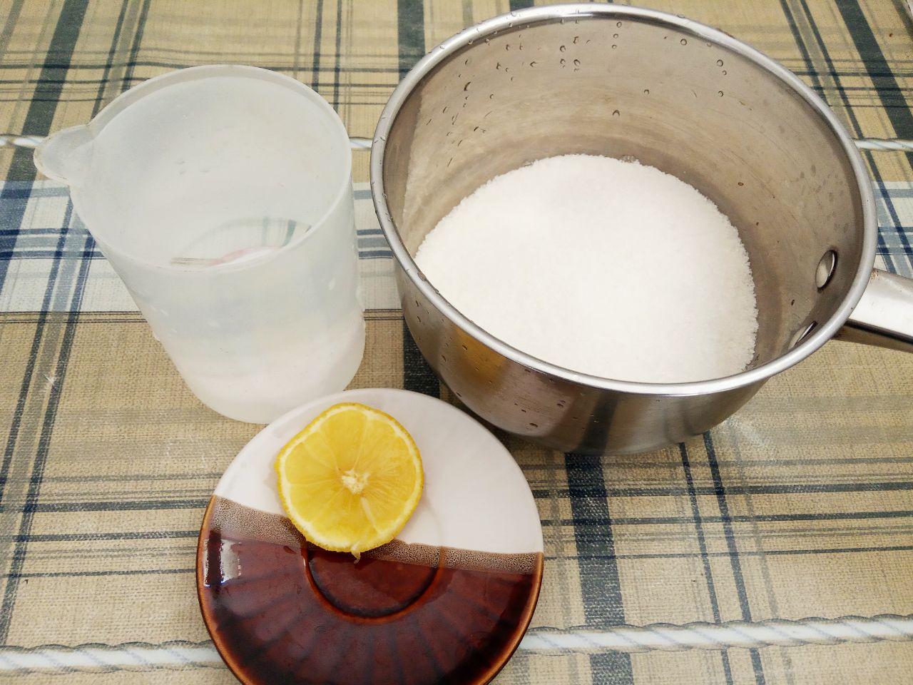 Печенье без яиц, в сахарном сиропе, мягкое и нежное: Пока печенье выпекается, приготовим сироп.