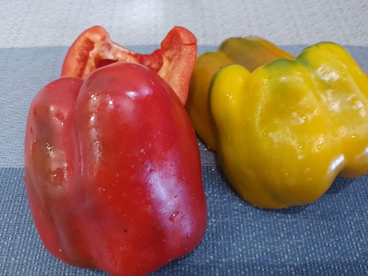Салат из овощей, запеченных в духовке, полезно и вкусно: Перец промываем, удаляем семена и плодоножки.