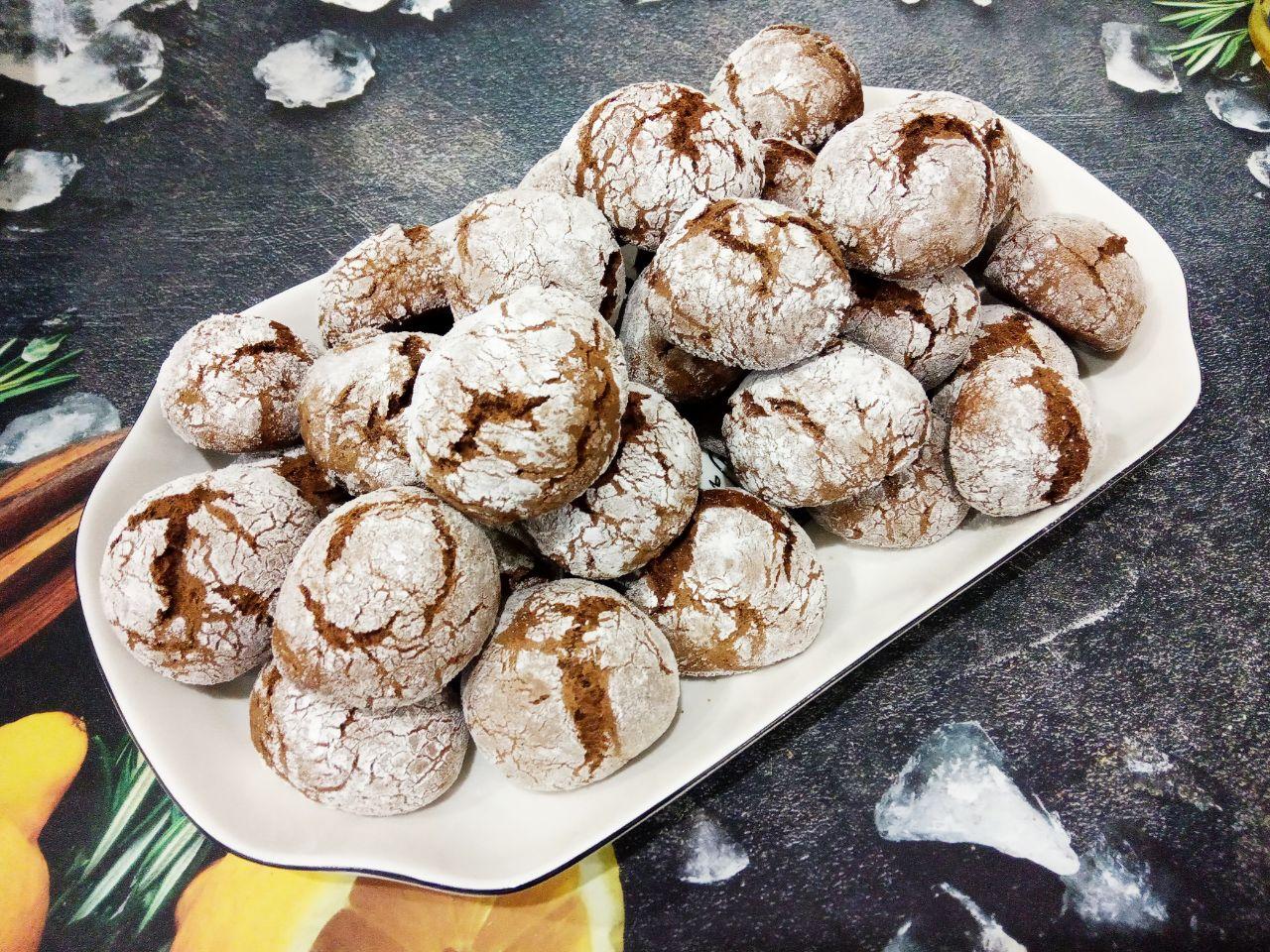 Вкусное шоколадное печенье с трещинками: Печенье выпекаем до готовности примерно около 15 минут.Печенье выкладываем на поднос и подаем к чаю.