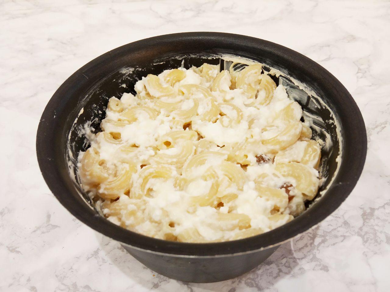 Вкусная запеканка из макарон и творога: Выкладываем макароны в форму.