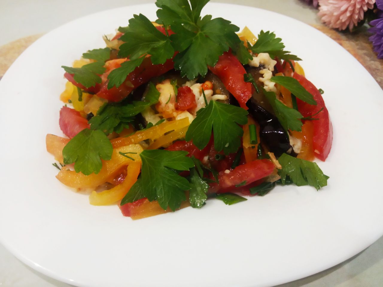 Салат из баклажанов, с помидорами и сыром
