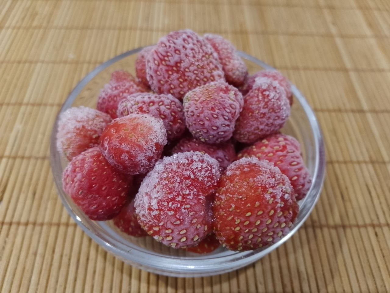 Домашнее песочное печенье с клубникой: Ягоды клубники немного размораживаем и разрезаем на дольки.