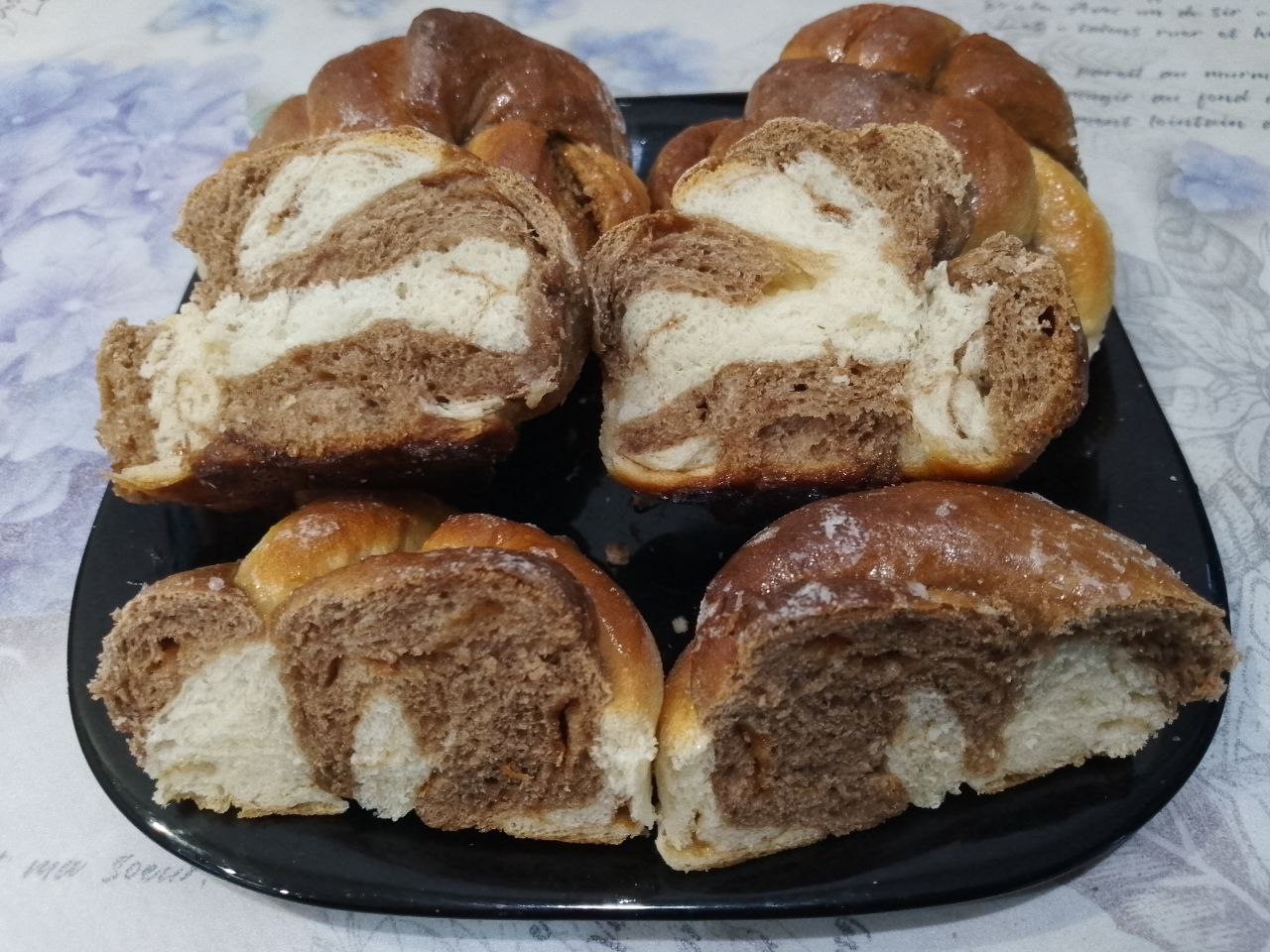 Воздушные булочки из дрожжевого теста с вареньем и корицей