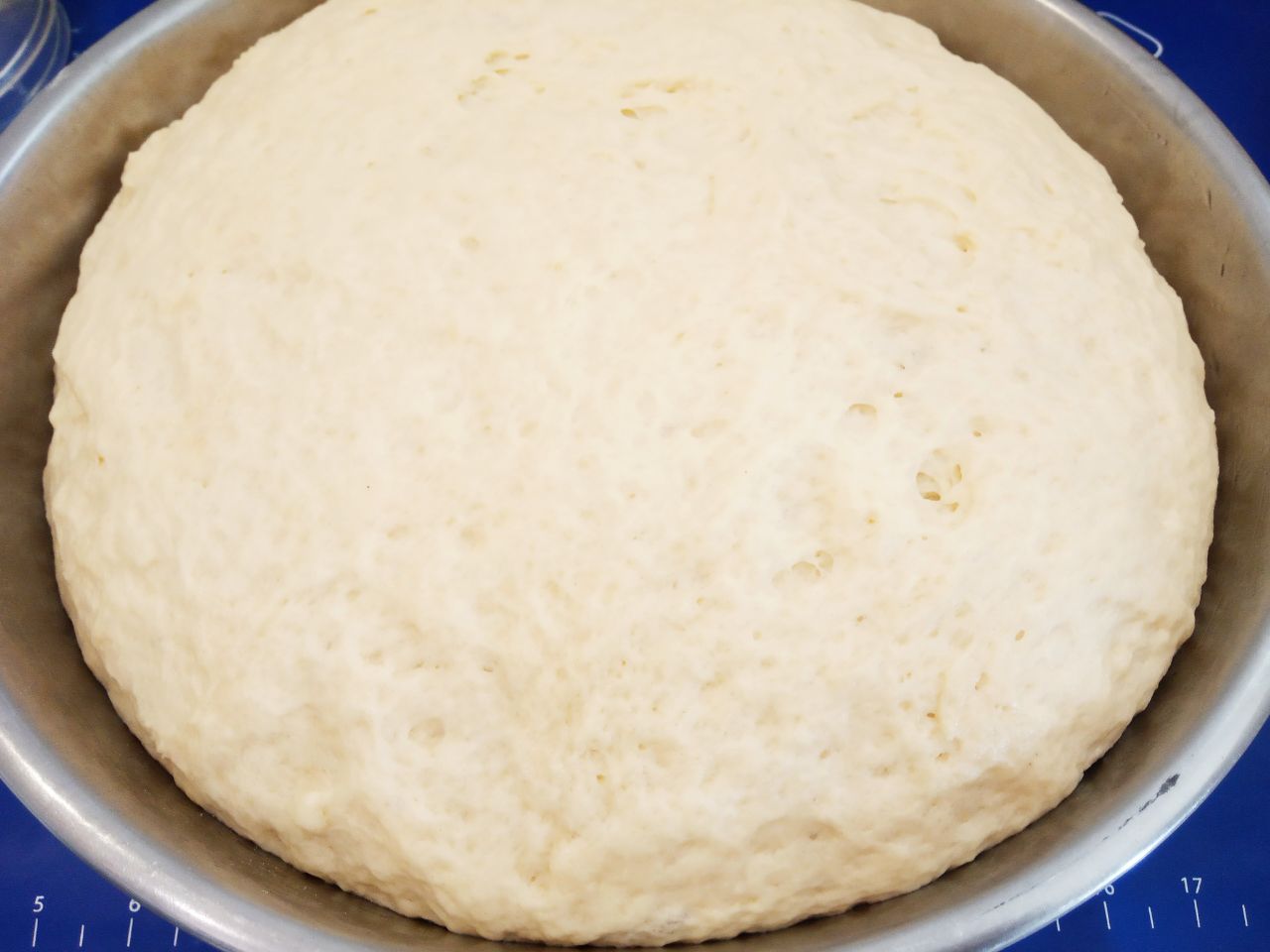 Воздушные и мягкие булочки с изюмом, в сахарной глазури: Тесто накрываем и ставим в теплое место для подъема примерно на час.