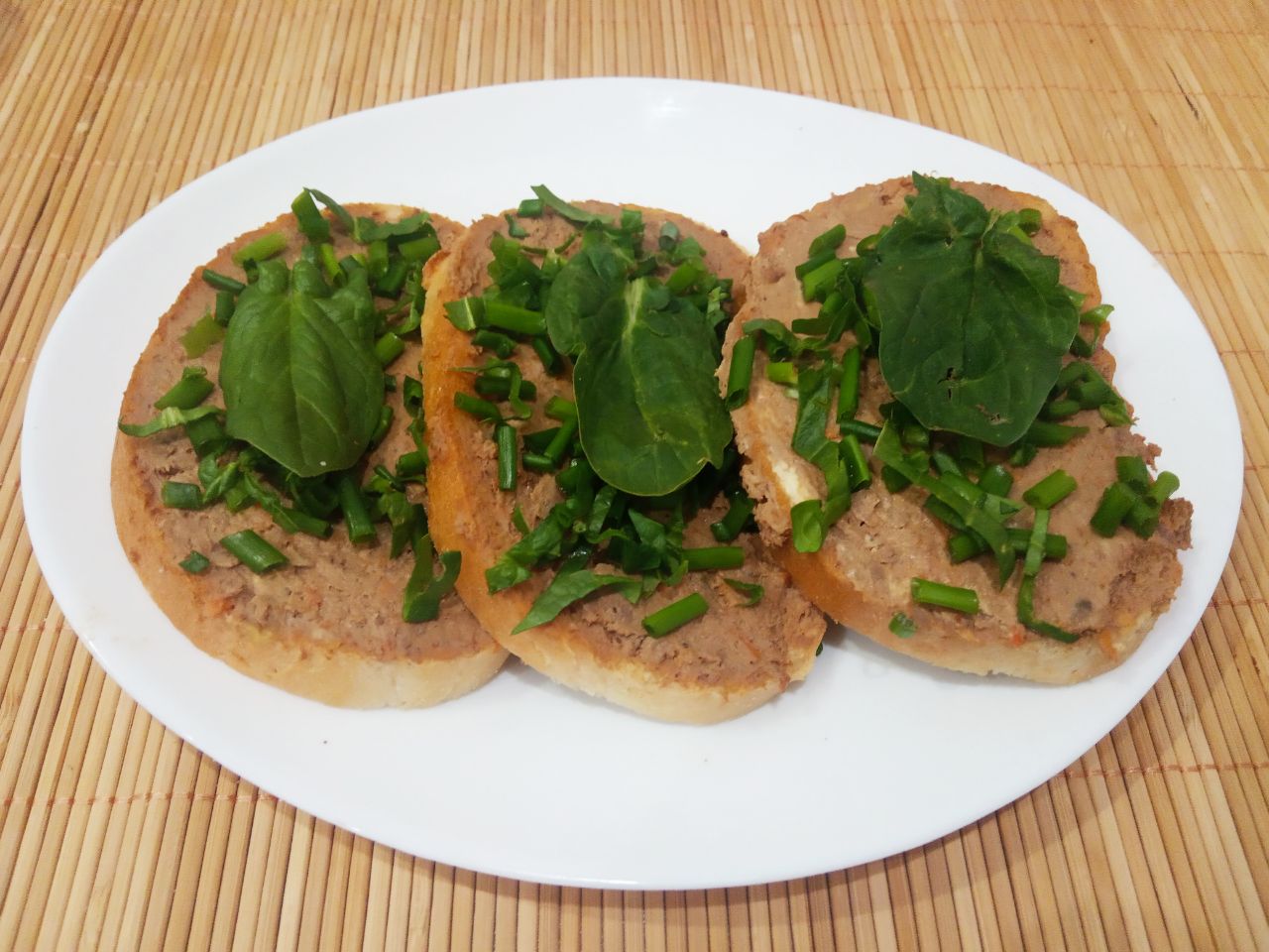 Бутерброды с паштетом из куриной печени и зеленью