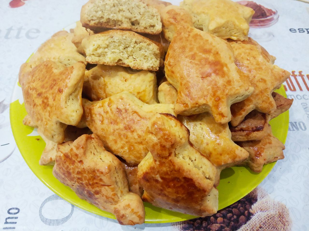 Домашние мандариновые коржики, мягкие и рассыпчатые: Достаем коржики из духовки, выкладываем на блюдо.