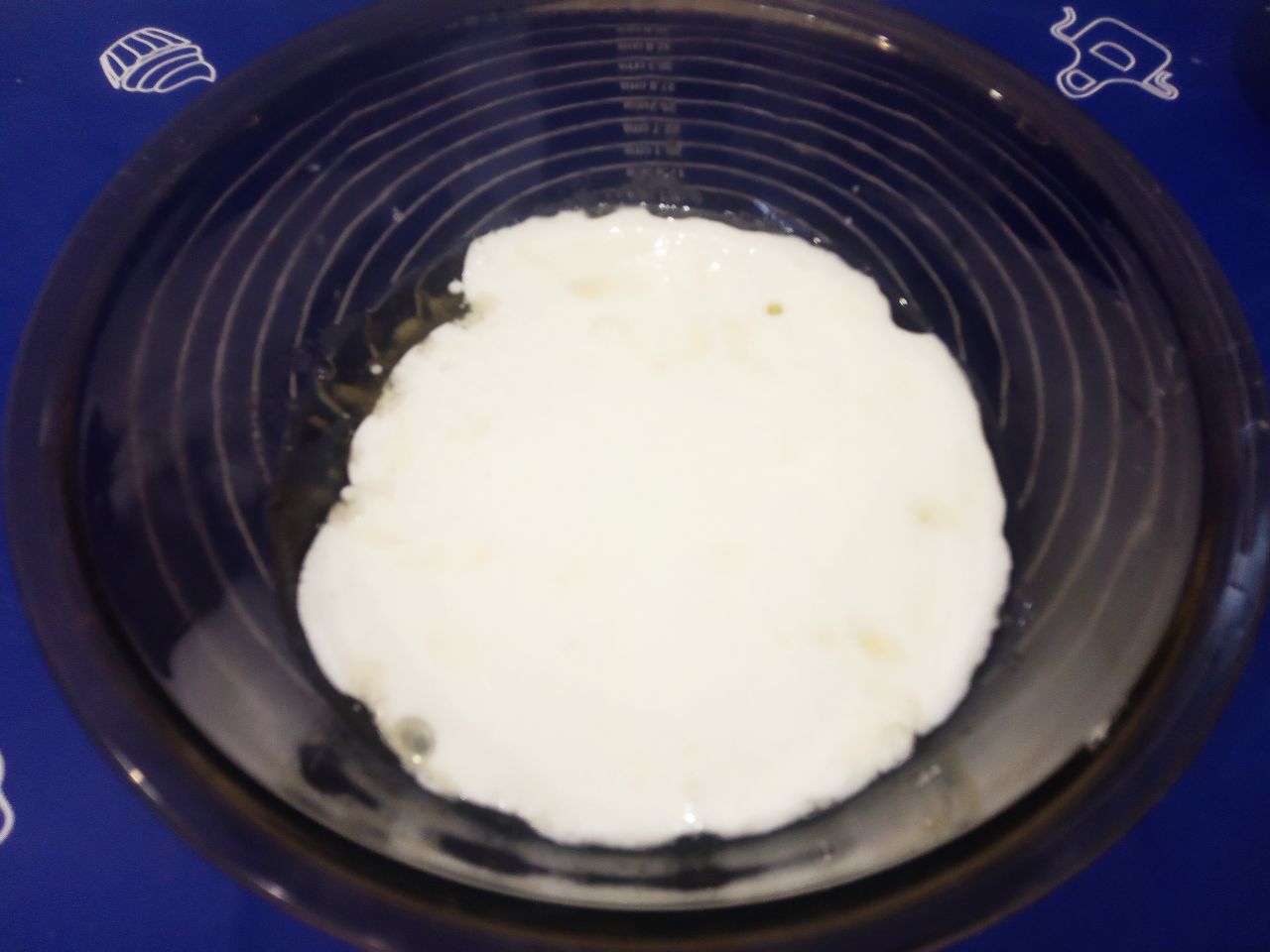 Простой рецепт пряников на кефире с изюмом, просто и вкусно: В растертые яйца с сахаром, выливаем кефир с содой и растительное масло, размешиваем.