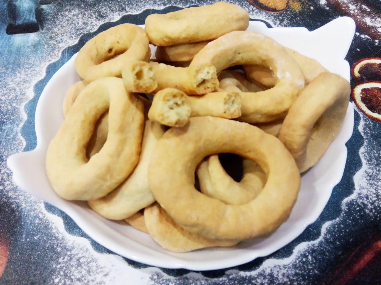 Печенье колечки, песочное и рассыпчатое: Испеченное печенье выкладываем на блюдо, по желанию посыпаем сахарной пудрой.