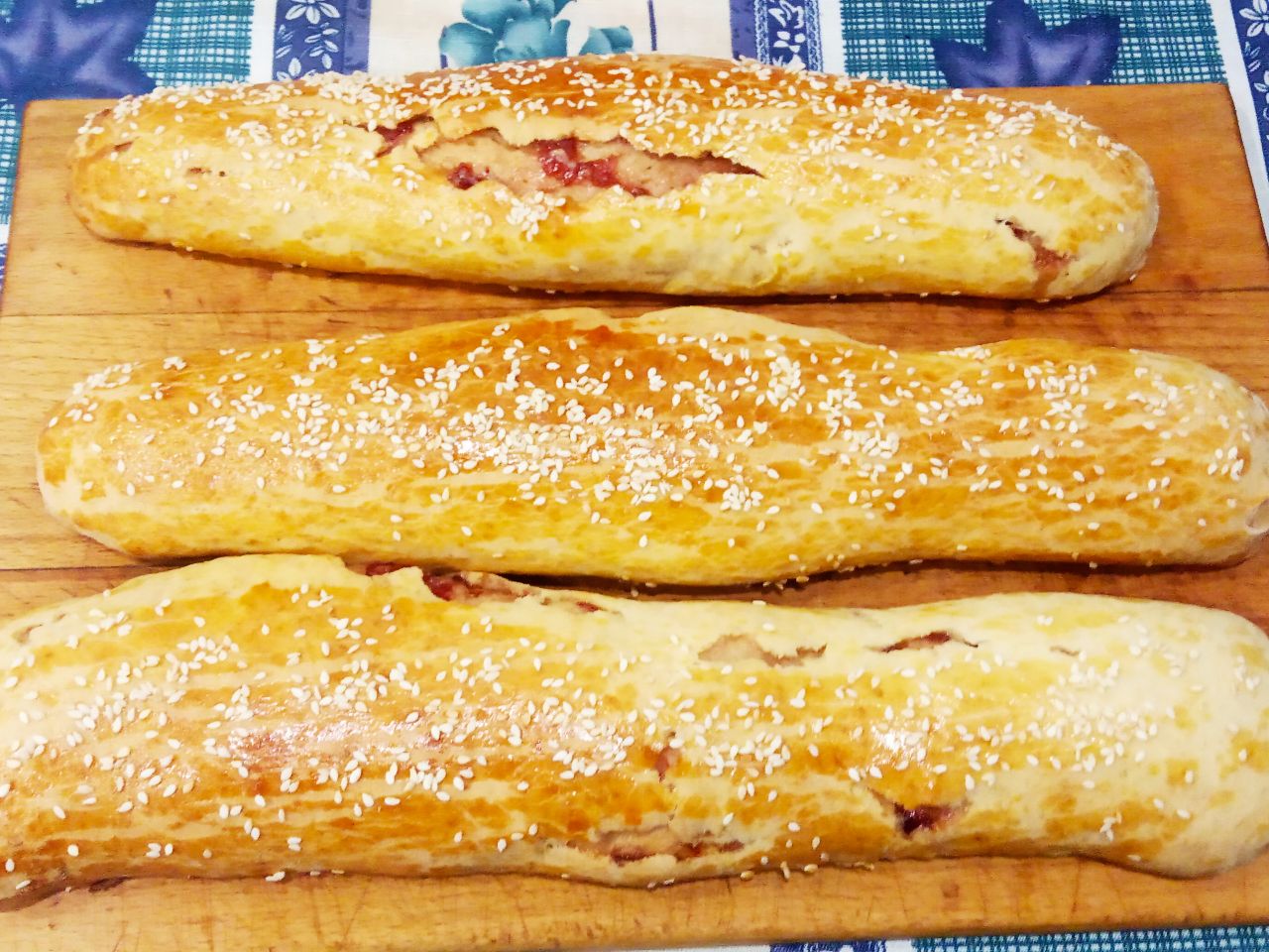 Печенье с джемом и кунжутом подсушенное в духовке: Достаем рулеты из духовки и разрезаем на полоски толщиной до 1 см.