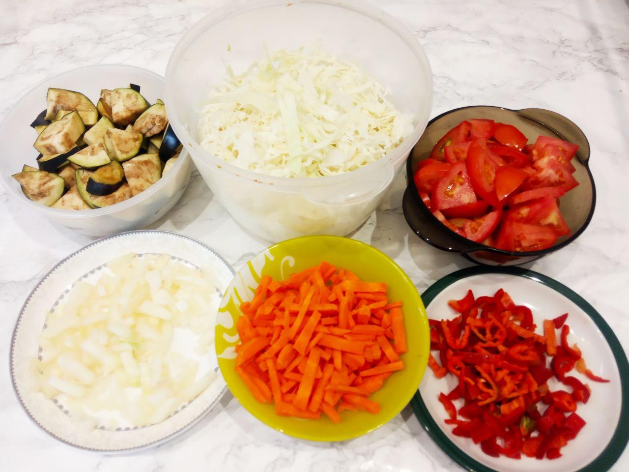 Капуста тушеная с баклажанами и овощами