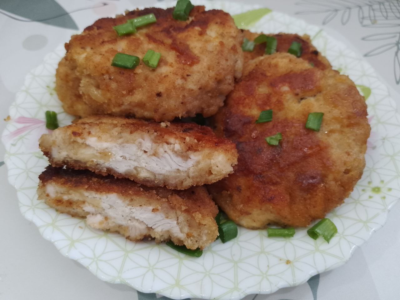 Котлеты куриные из рубленого филе и сыра: Обжаренные котлеты выкладываем на блюдо и подаем с овощами, гарниром или с различными соусами.