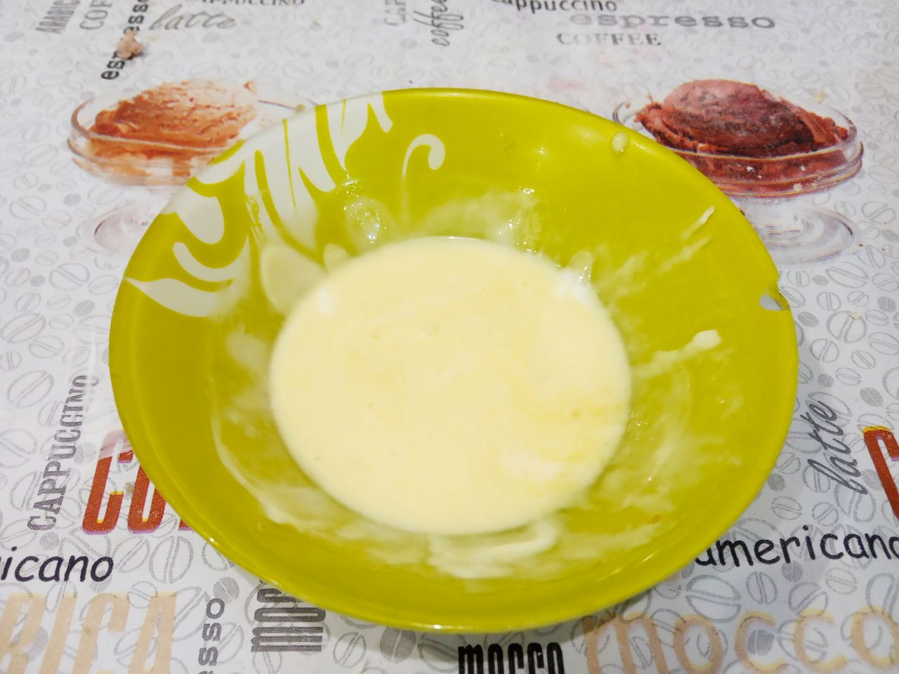Пирожки из слоёного теста с мясной начинкой: Желток смешиваем со сметаной и смазываем пирожки.