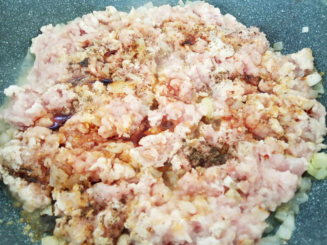 Жареные пирожки из творожного теста, с фаршем и луком, вкусные и аппетитные: Кладем фарш, солим и перчим по вкусу, добавляем соевый соус и обжариваем до готовности.