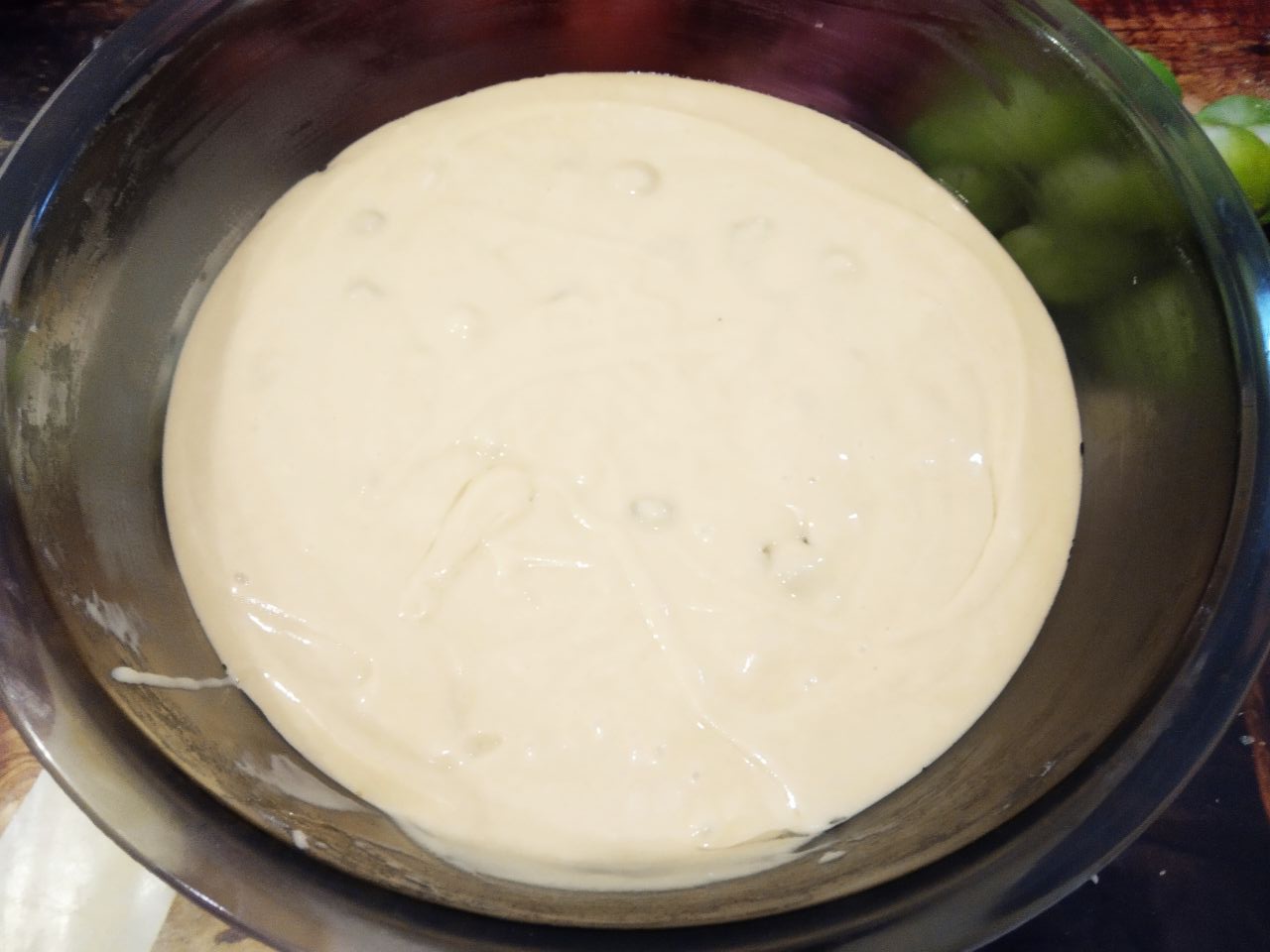 Чайный пирог с изюмом, воздушный и нежный: Изюм посыпаем мукой и добавляем в смесь, перемешиваем.