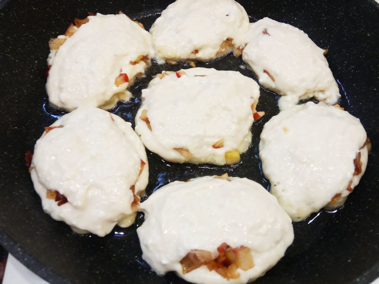 Оладьи с творогом и яблоками, просто и вкусно: Поверх начинки кладем ещё тонкий слой теста.
