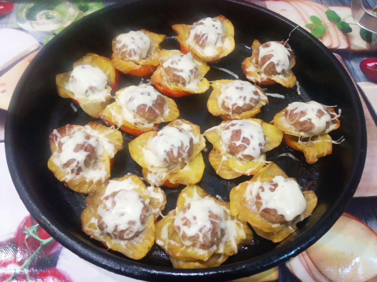 Картофель запеченный с фаршем, перцем и сыром, в духовке: Ставим противень обратно в духовку на 5 минут.