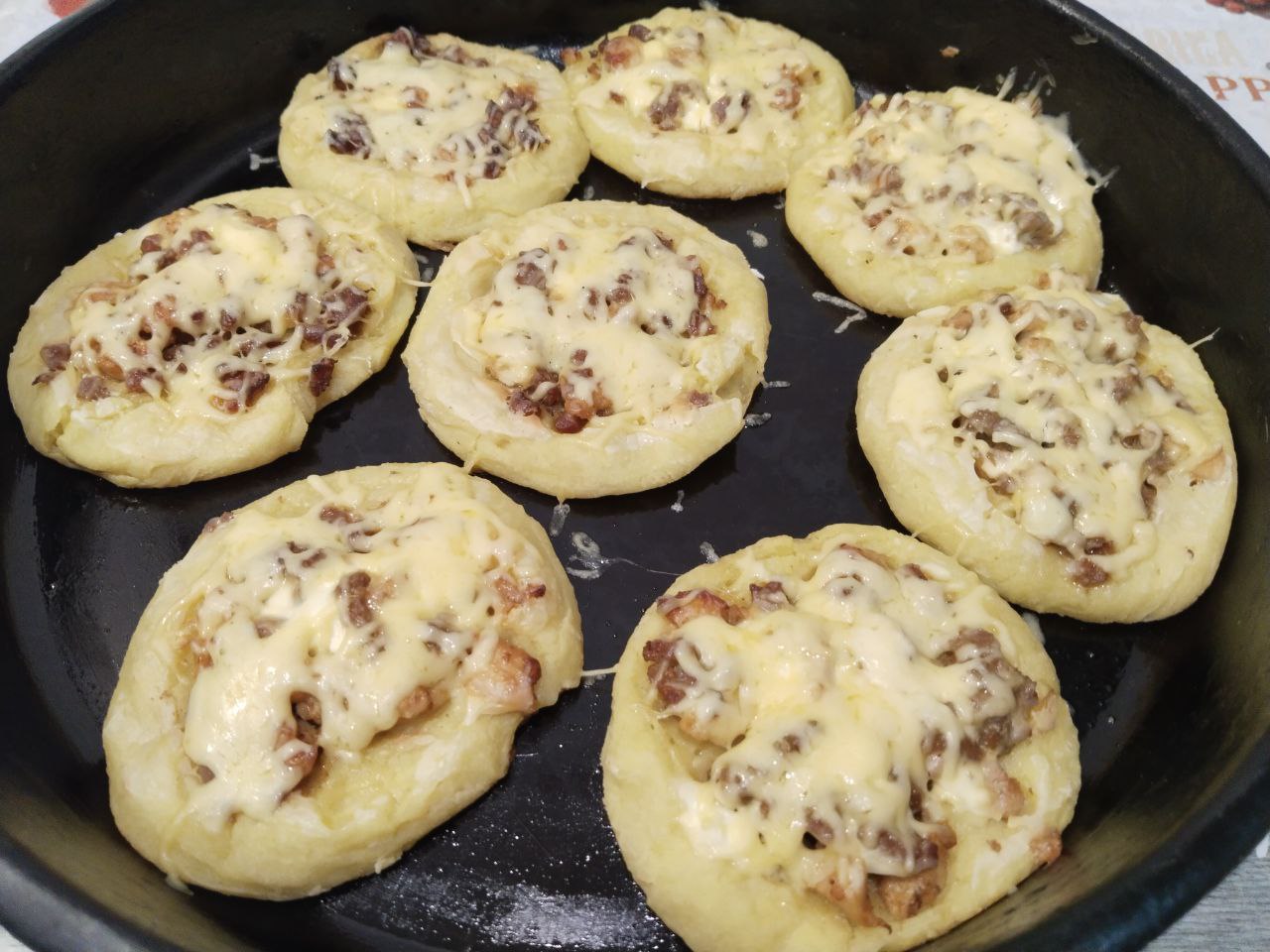 Картофельные гнёзда с мясной начинкой, сладким перцем и сыром: Достаем картофельные гнёзда с духовки, посыпаем сверху тертым сыром и ставим на 5-10 минут в духовку, чтобы
