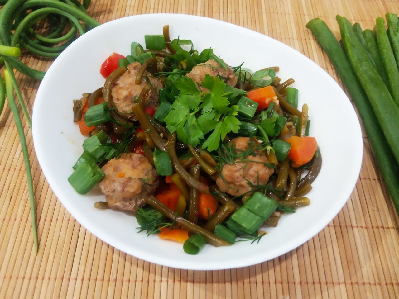 Чесночные стрелки с овощами, томатным соусом и мясным фаршем