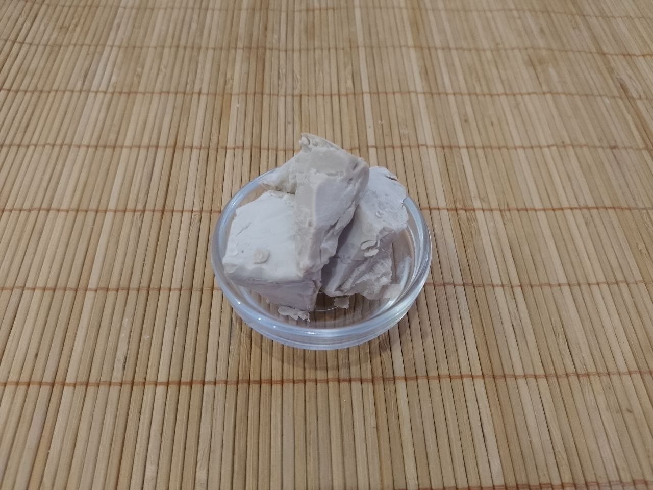 Пирожки из дрожжевого теста на сметане, с мясной начинкой, жареные на сковороде: Свежие дрожжи измельчаем, добавляем теплое молоко и сахар, оставляем пока они не разойдутся или перемешиваем.