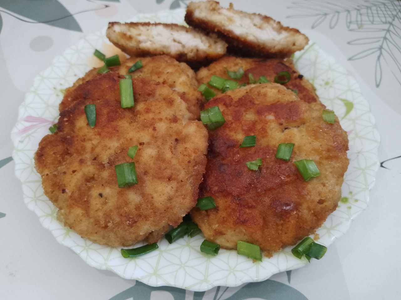Котлеты куриные из рубленого филе и сыра: Обжаренные котлеты выкладываем на блюдо и подаем с овощами, гарниром или с различными соусами.