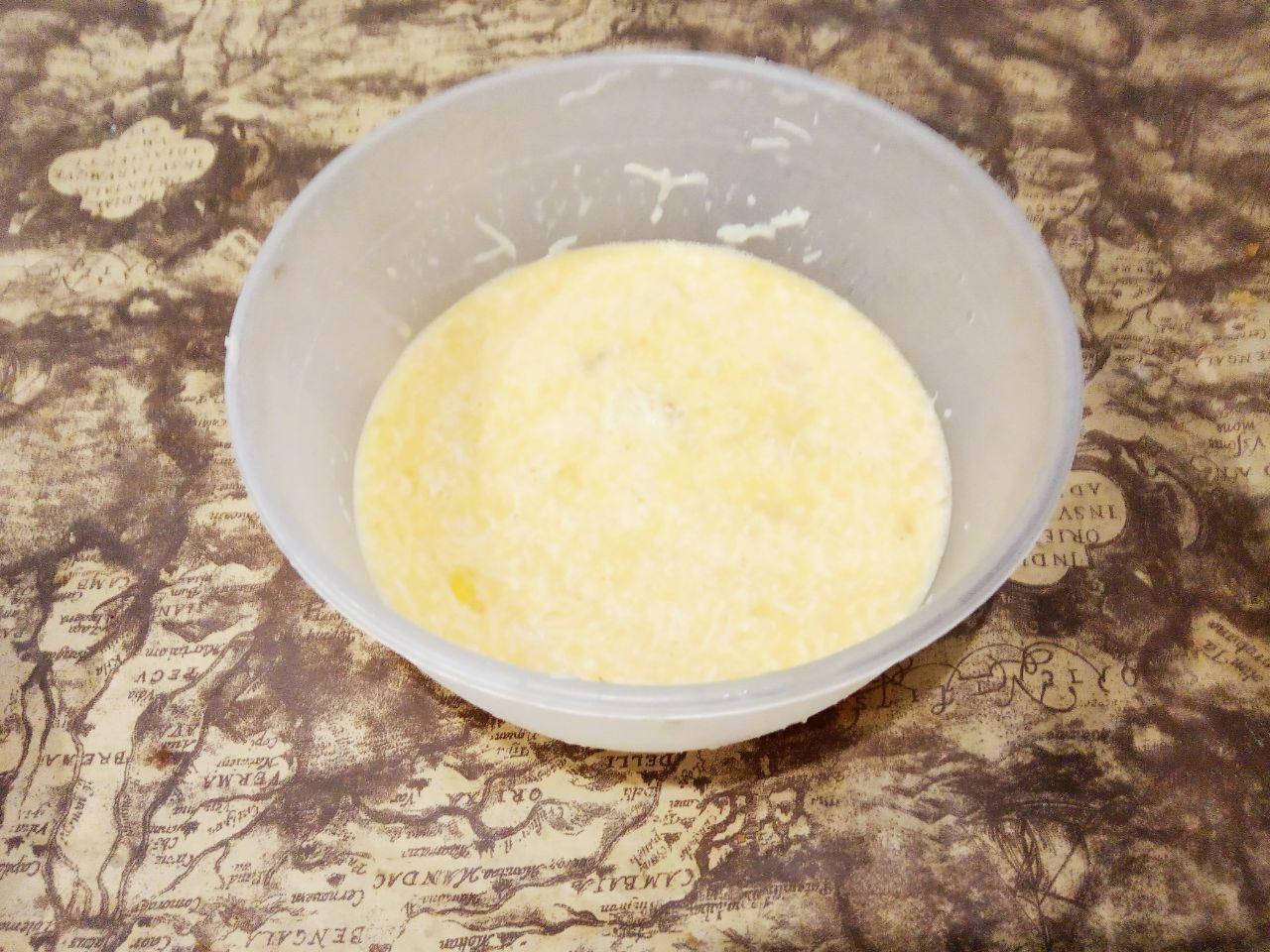 Сочные и вкусные отбивные из свинины в сырно-яичном кляре: Для приготовления кляра, яйца разбиваем в емкость размерами, чтобы поместилось приготовленное мясо. Добавляем