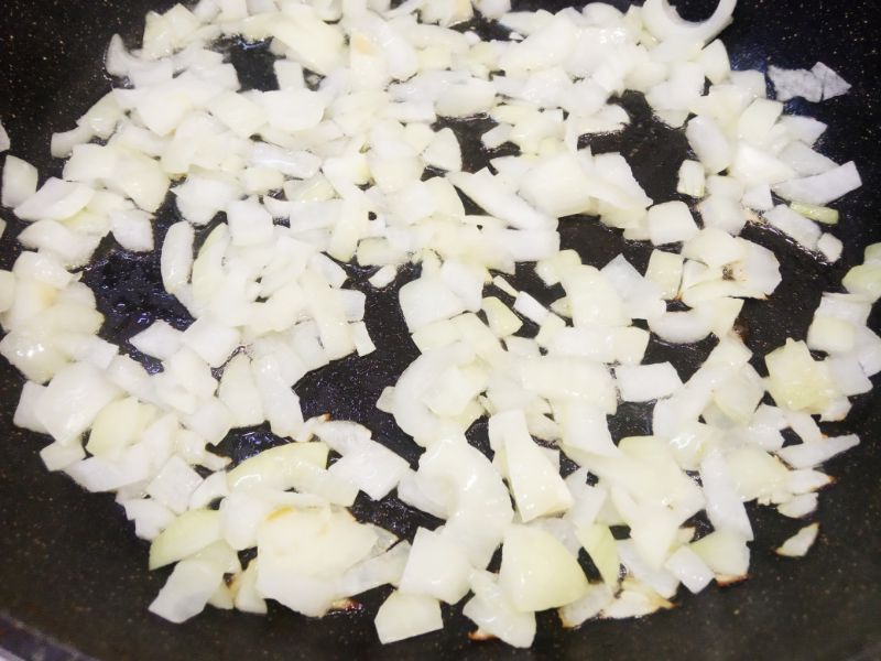 Тушеные замороженные овощи, полезно и вкусно: Сковороду разогреваем с растительным маслом и обжариваем лук до золотистого цвета.
