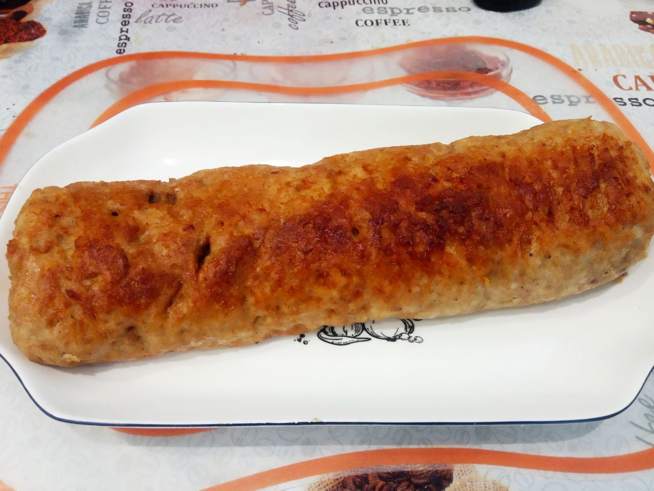 Рулет из свинины с грибами, запеченный в рукаве, вкусный и аппетитный: Запеченный рулет достаем из духовки, освобождаем от пленки и укладываем на блюдо.