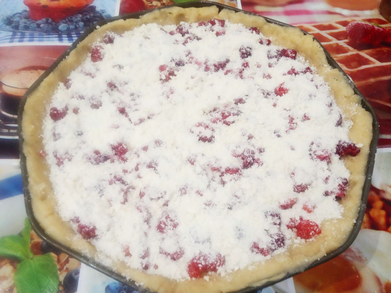 Песочный пирог с начинкой из свежих ягод малины и штрейзельной крошки: Сверху посыпаем равномерно крошкой.