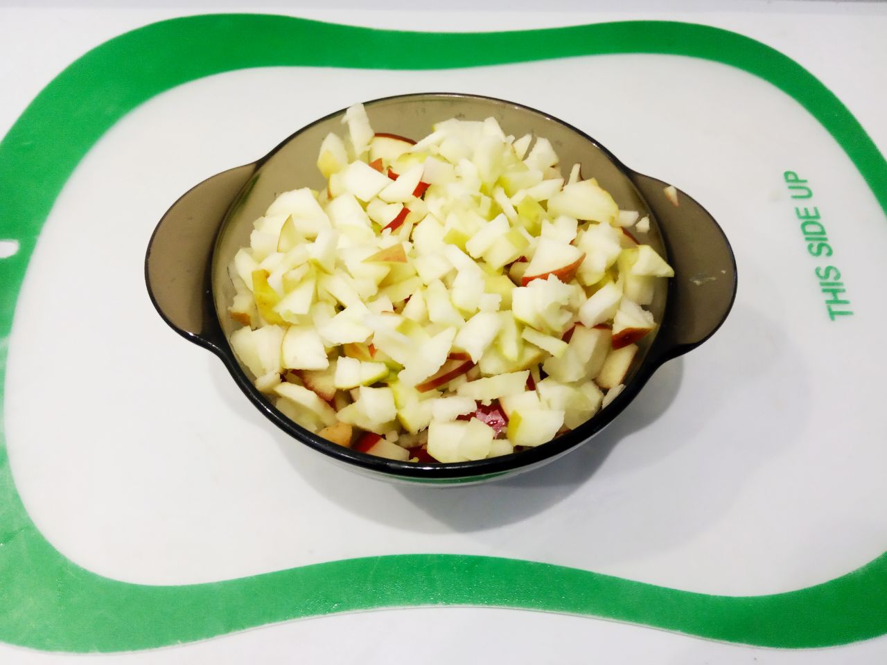 Оладьи с творогом и яблоками, просто и вкусно: Приготовим сначала яблочную начинку. Яблоки промываем, обсушиваем и очищаем от сердцевины. Разрезаем яблоки