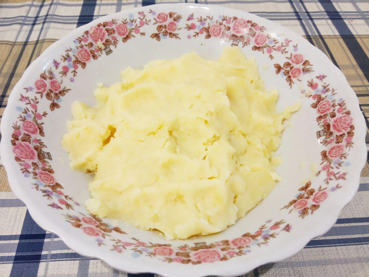 Котлеты картофельные с твердым сыром: Воду сливаем, а картофель тщательно растираем, чтобы не было комочков.