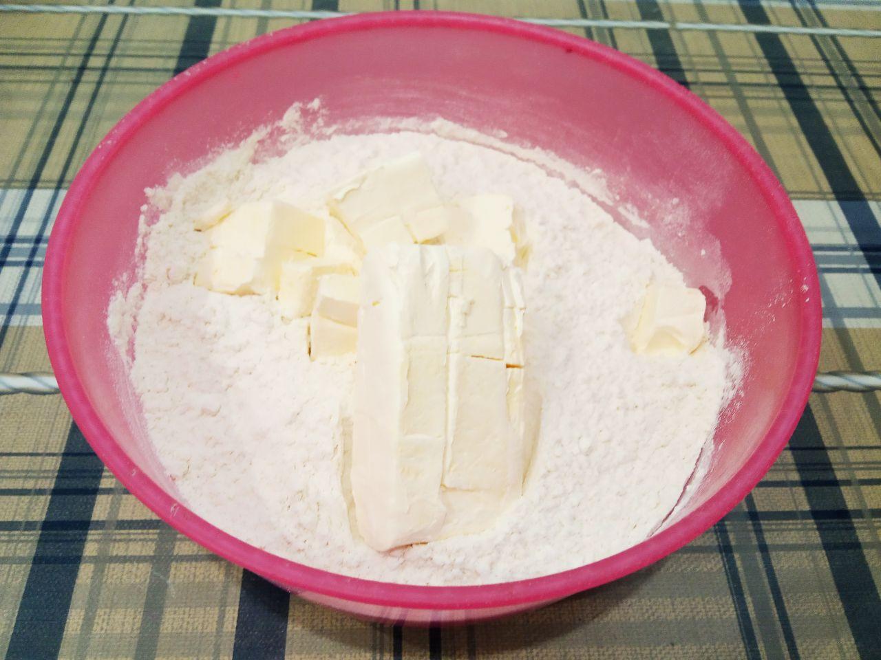 Печенье рулетики к чаю, вкусно и просто: Муку просеиваем через сито и соединяем с размягченным маргарином, растираем в крошку. Если в тесто добавляем