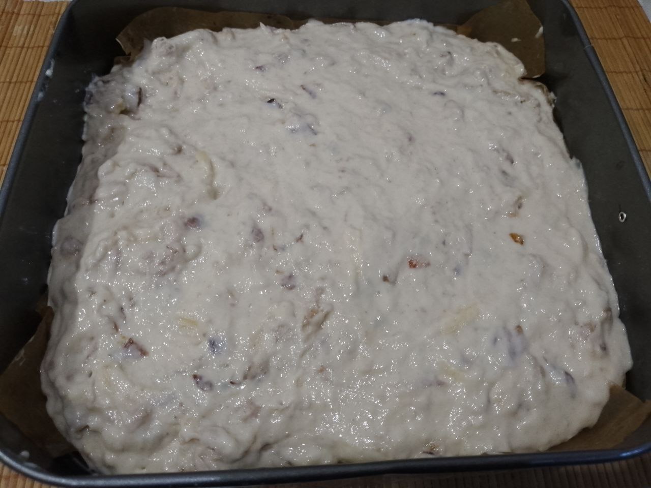 Заливной пирог с мясом и луком, вкусный и сытный: Форму застилаем пергаментом и выкладываем пирог в форму. Форма у меня  24Х24 см