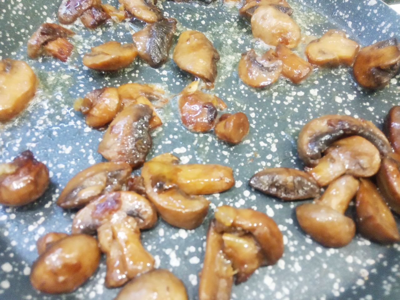 Омлет с шампиньонами и жареным луком, вкусный и сытный завтрак: Выкладываем заранее обжаренные грибы с луком.