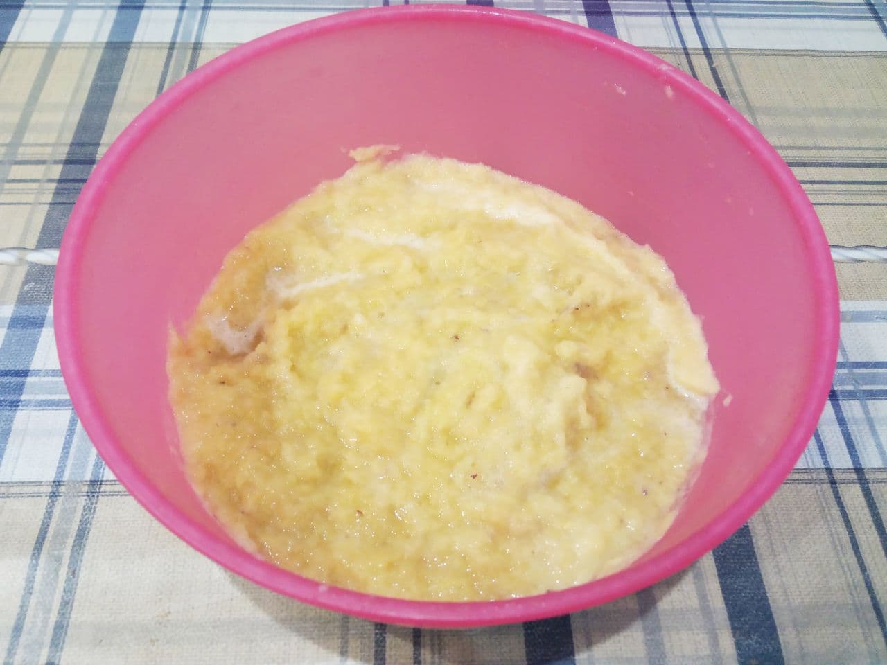 Оладьи из натертого сырого картофеля с фаршем и луком, вкусно и сытно: Картофель очищаем от кожуры, промываем, просушиваем и натираем на мелкой терке.