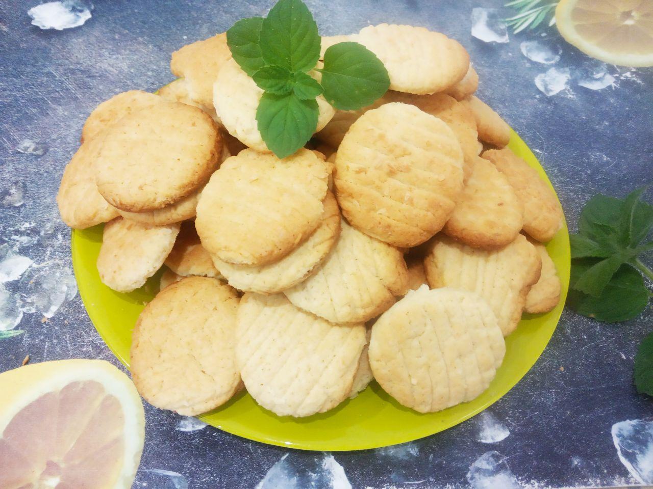 Домашнее печенье с кокосовой стружкой, рассыпчатое и песочное: Испеченное печенье выкладываем на блюдо или поднос и подаем к чаю.