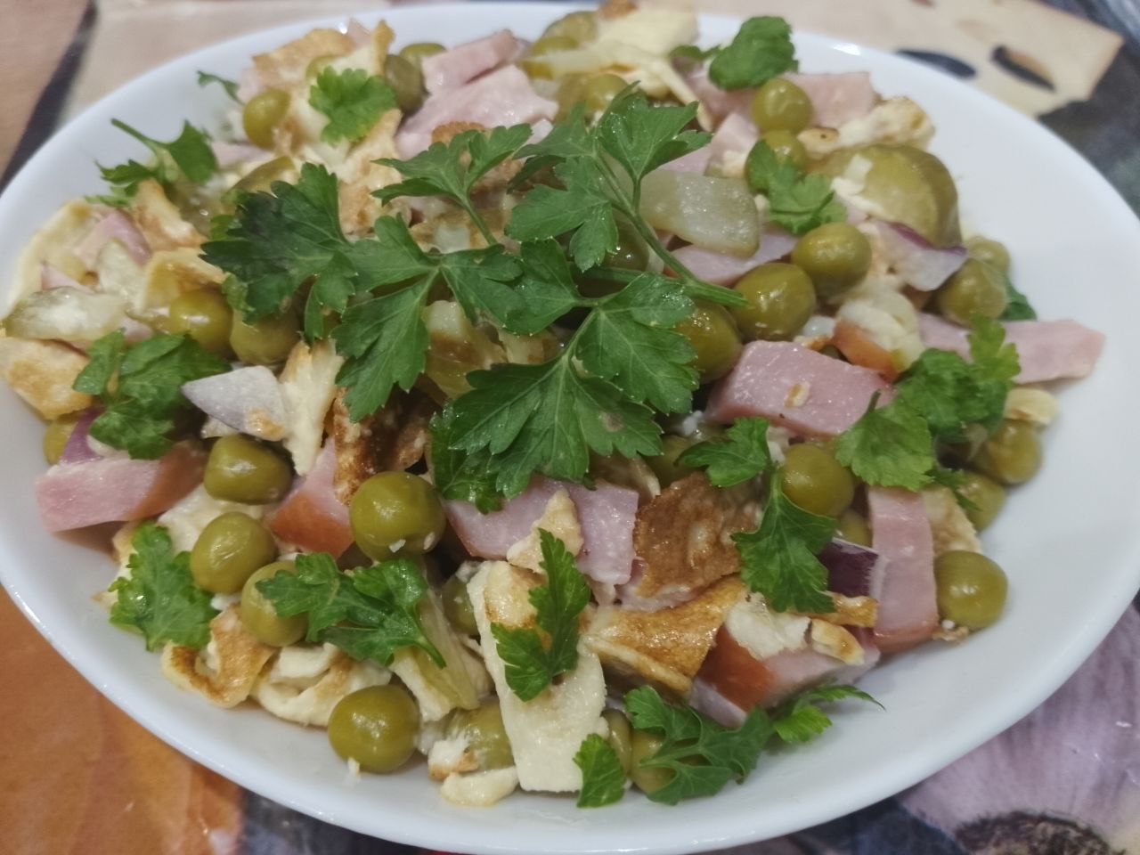 Сытный, вкусный и аппетитный салат из яичных блинов, ветчины и других ингредиентов